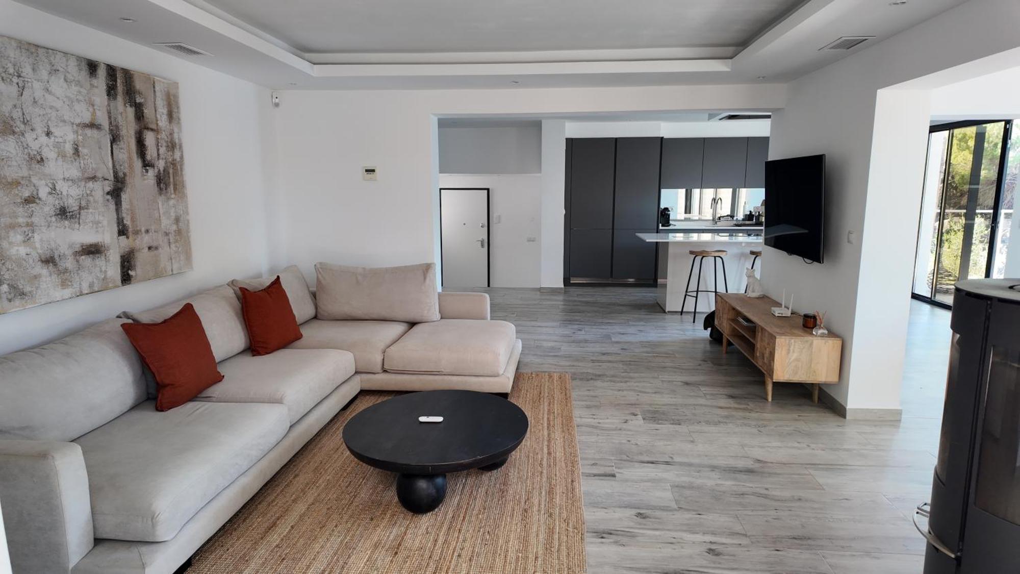 Casa Bahari Near The With Pool, Bbq, And Lounge