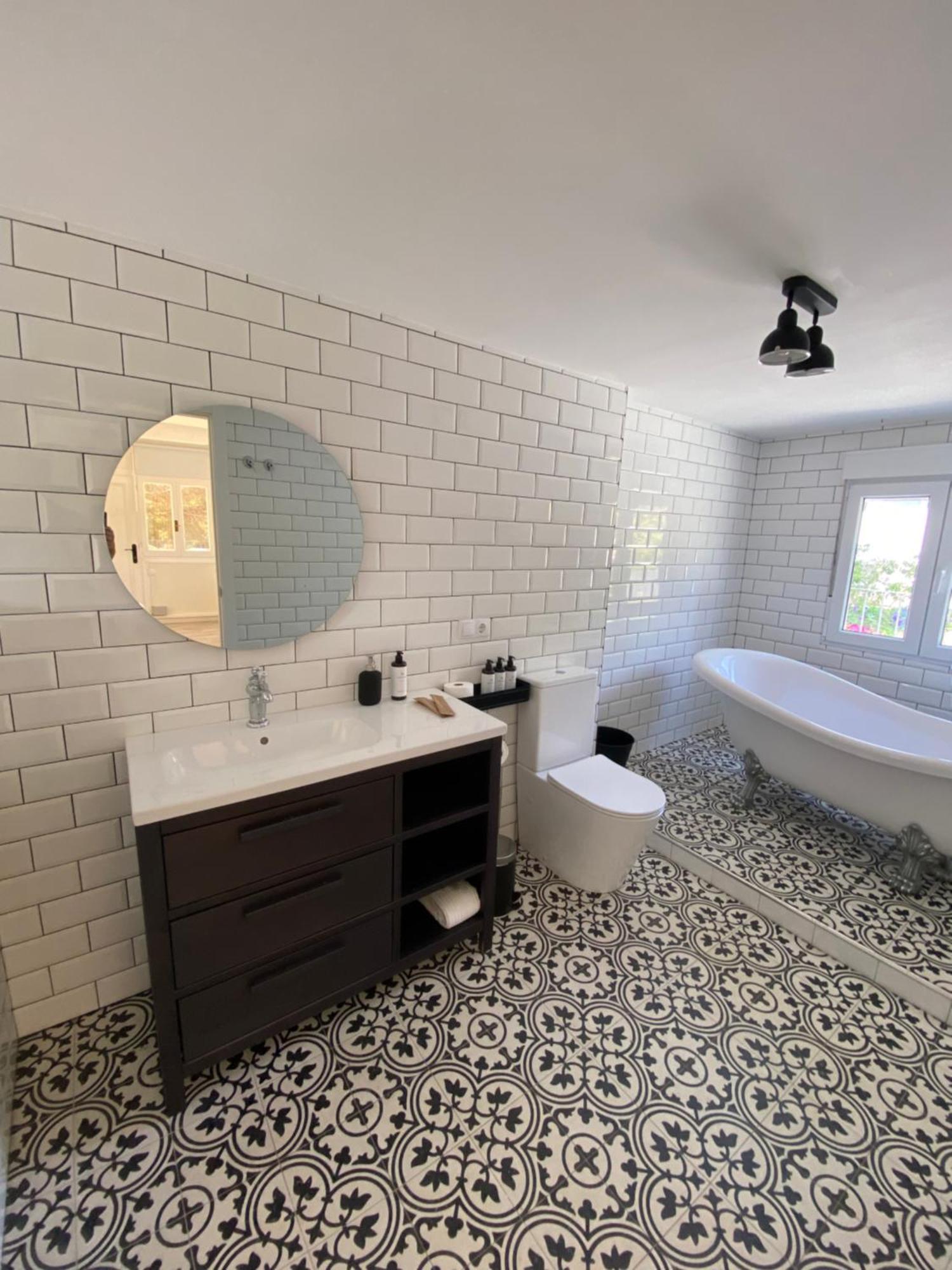 Villa Casa Bahari Near The With Pool, Bbq, And Lounge Marbella
